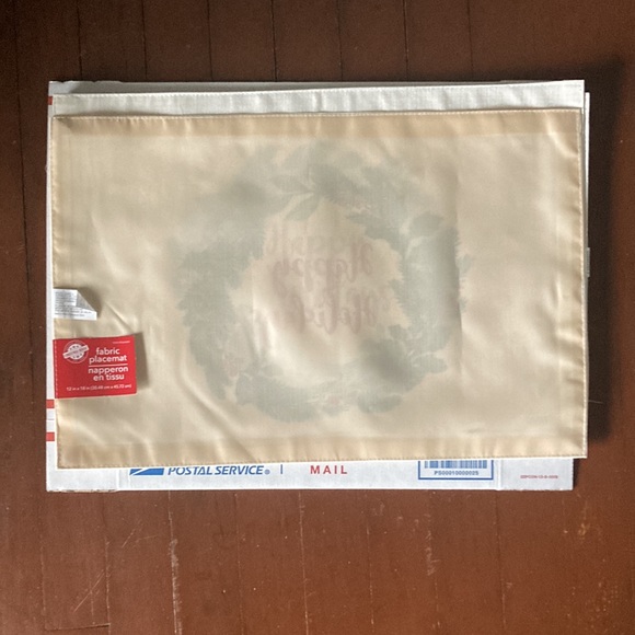 NWT Set of 4- Cream- Happy Holidays- Holly Wreath- Dining Table Placemats 12x18 - Picture 13 of 15